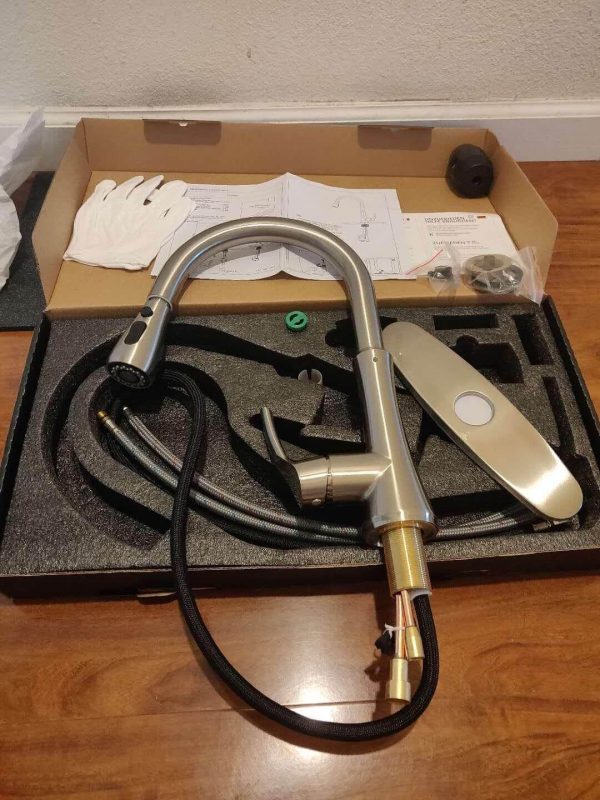 1. WOWOW Kitchen Faucet with Sprayer