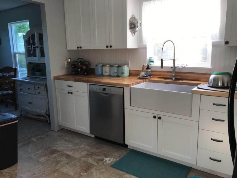 Ruvati 30 x 20 inch Fireclay Reversible Farmhouse Apron-Front Kitchen Sink Single Bowl - White - RVL2100WH