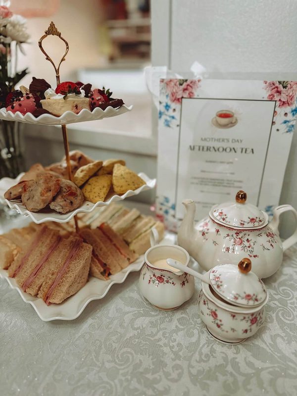 4. fanquare 21 Piece Vintage Porcelain Tea Set
