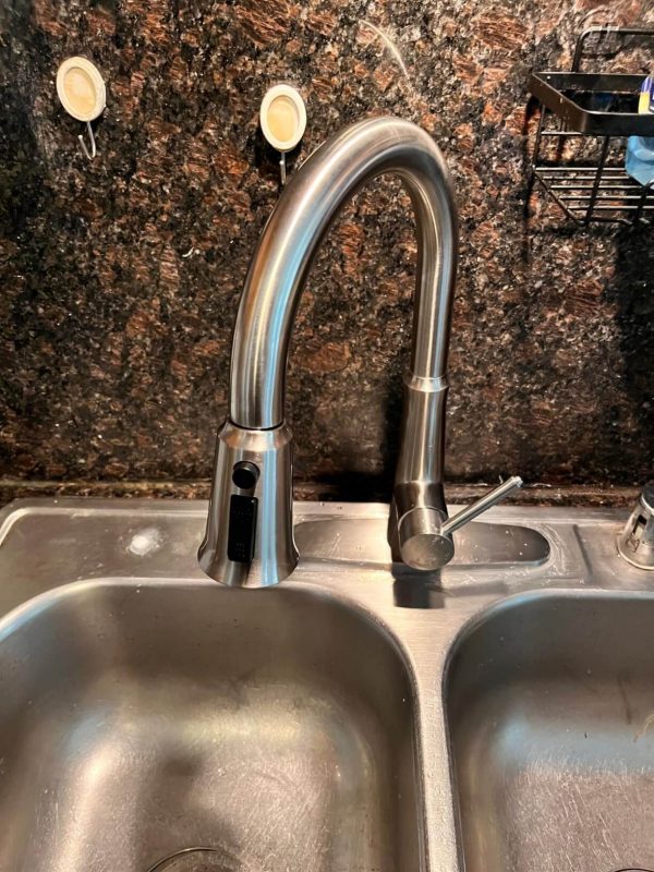 1. WOWOW Kitchen Faucet with Sprayer