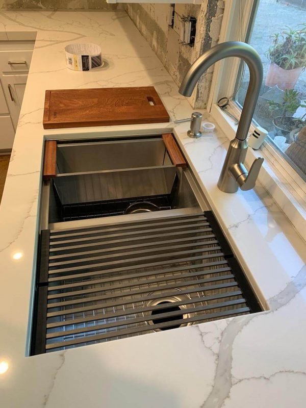 Ruvati RVH8350 33-inch Workstation Ledge 50/50 Double Bowl Undermount 16 Gauge Stainless Steel Kitchen Sink